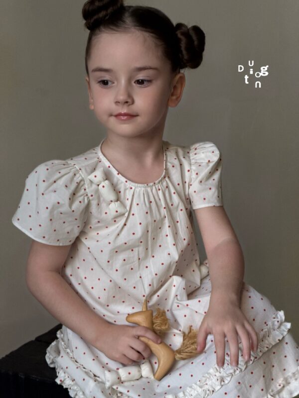 Children’s clothing 100