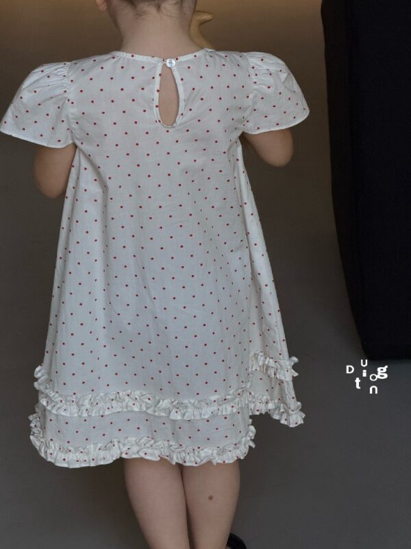 Children’s clothing 100