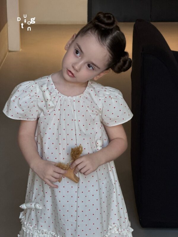 Children’s clothing 100