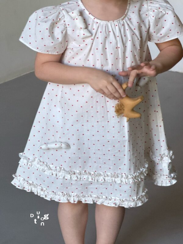 Children’s clothing 100