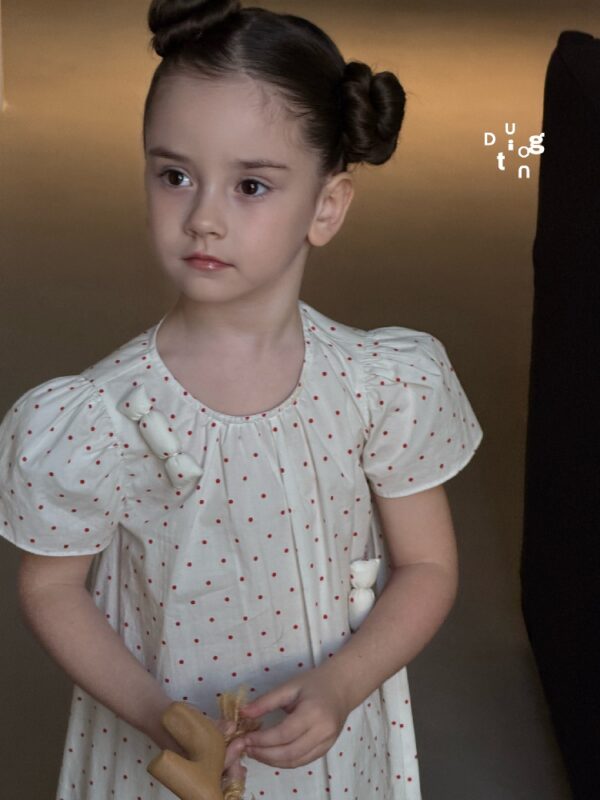 Children’s clothing 100